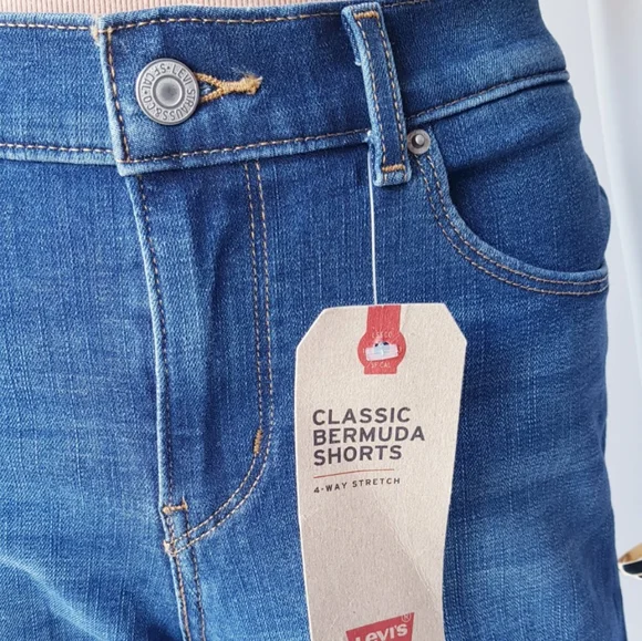 LEVI'S Classic Bermuda Shorts ✨ - Picture 3 of 5